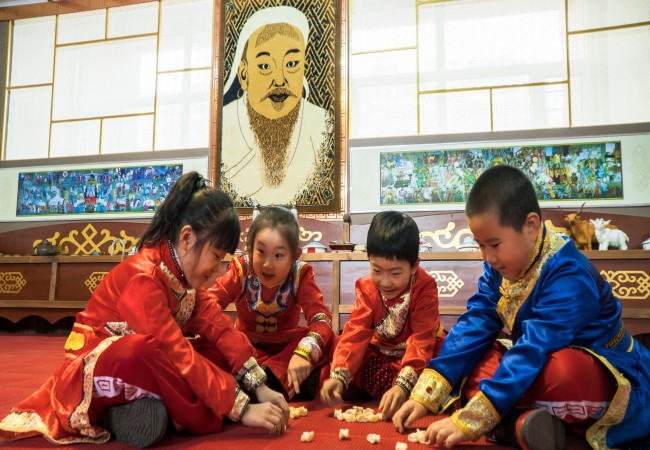 conew_快乐的民俗活动.jpg